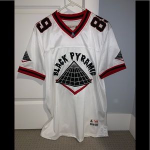 Black pyramid jersey